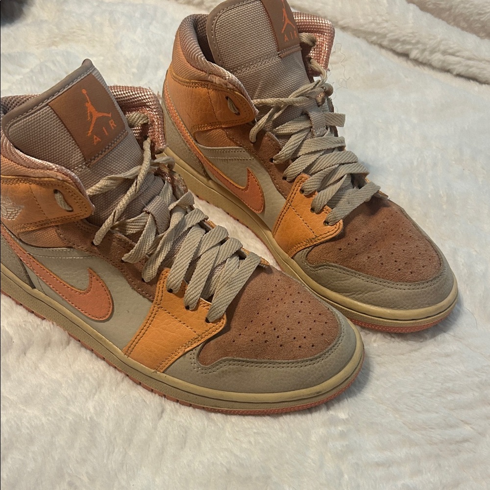 Jordan 1 Mid Atomic Orange/Apricot Women’s 8.5 (7Y)
